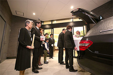 霊柩車 出棺